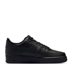 Un paio di Nike Air Force 1 '07 Triple Black Footwear Un paio di Nike Air Force 1 '07 Triple Black Footwear