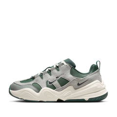 Un paio di Nike Tech Hera Footwear Un paio di Nike Tech Hera Footwear