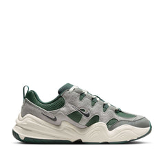 Un paio di Nike Tech Hera Footwear Un paio di Nike Tech Hera Footwear