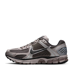 Un paio di Nike Zoom Vomero 5 Footwear Un paio di Nike Zoom Vomero 5 Footwear
