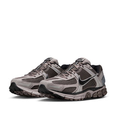 Un paio di Nike Zoom Vomero 5 Footwear Un paio di Nike Zoom Vomero 5 Footwear