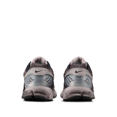 Un paio di Nike Zoom Vomero 5 Footwear Un paio di Nike Zoom Vomero 5 Footwear