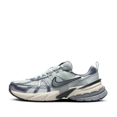 Un paio di Nike W V2k Run Footwear Un paio di Nike W V2k Run Footwear