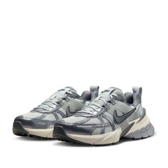 Un paio di Nike W V2k Run Footwear Un paio di Nike W V2k Run Footwear