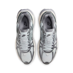 Un paio di Nike W V2k Run Footwear Un paio di Nike W V2k Run Footwear