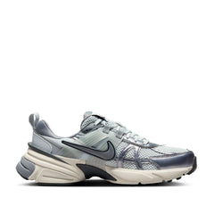 Un paio di Nike W V2k Run Footwear Un paio di Nike W V2k Run Footwear