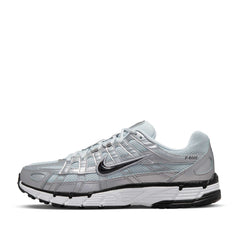 Un paio di Nike W P-6000 Footwear Un paio di Nike W P-6000 Footwear