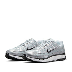 Un paio di Nike W P-6000 Footwear Un paio di Nike W P-6000 Footwear