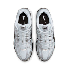 Un paio di Nike W P-6000 Footwear Un paio di Nike W P-6000 Footwear