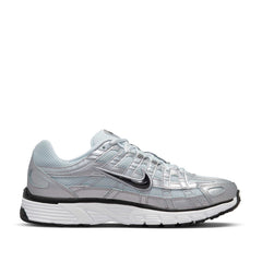 Un paio di Nike W P-6000 Footwear Un paio di Nike W P-6000 Footwear