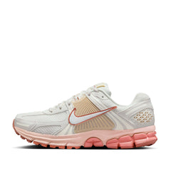 Un paio di Nike W Zoom Vomero 5 Footwear Un paio di Nike W Zoom Vomero 5 Footwear