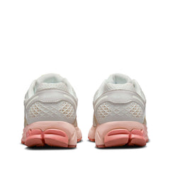 Un paio di Nike W Zoom Vomero 5 Footwear Un paio di Nike W Zoom Vomero 5 Footwear