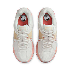 Un paio di Nike W Zoom Vomero 5 Footwear Un paio di Nike W Zoom Vomero 5 Footwear