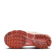 Un paio di Nike W Zoom Vomero 5 Footwear Un paio di Nike W Zoom Vomero 5 Footwear