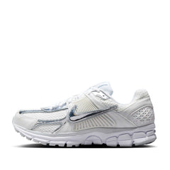 Un paio di Nike W Zoom Vomero 5 Footwear Un paio di Nike W Zoom Vomero 5 Footwear