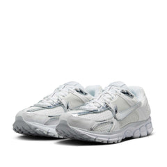 Un paio di Nike W Zoom Vomero 5 Footwear Un paio di Nike W Zoom Vomero 5 Footwear