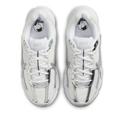 Un paio di Nike W Zoom Vomero 5 Footwear Un paio di Nike W Zoom Vomero 5 Footwear