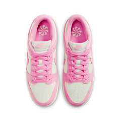 Un paio di Nike W Dunk Low Footwear Un paio di Nike W Dunk Low Footwear