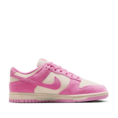 Un paio di Nike W Dunk Low Footwear Un paio di Nike W Dunk Low Footwear