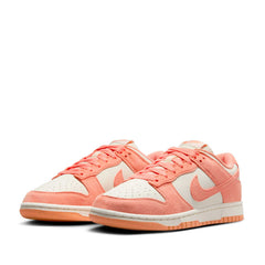 Un paio di Nike W Dunk Low Footwear Un paio di Nike W Dunk Low Footwear