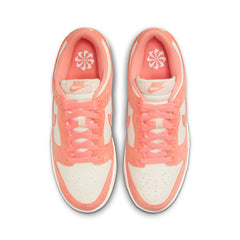 Un paio di Nike W Dunk Low Footwear Un paio di Nike W Dunk Low Footwear