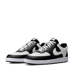 Un paio di Nike Court Vision Lo Footwear Un paio di Nike Court Vision Lo Footwear
