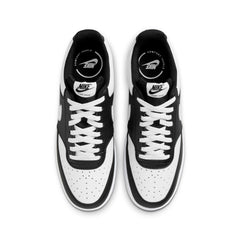 Un paio di Nike Court Vision Lo Footwear Un paio di Nike Court Vision Lo Footwear