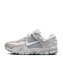 Un paio di Nike W Zoom Vomero 5 Footwear Un paio di Nike W Zoom Vomero 5 Footwear