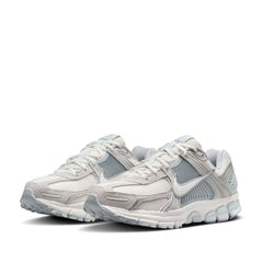 Un paio di Nike W Zoom Vomero 5 Footwear Un paio di Nike W Zoom Vomero 5 Footwear