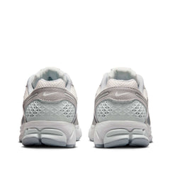 Un paio di Nike W Zoom Vomero 5 Footwear Un paio di Nike W Zoom Vomero 5 Footwear