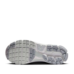 Un paio di Nike W Zoom Vomero 5 Footwear Un paio di Nike W Zoom Vomero 5 Footwear
