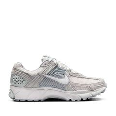 Un paio di Nike W Zoom Vomero 5 Footwear Un paio di Nike W Zoom Vomero 5 Footwear