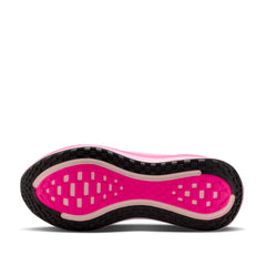 Un paio di Nike Vomero Plus Footwear Un paio di Nike Vomero Plus Footwear