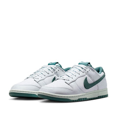 Un paio di Nike Dunk Low Retro Footwear Un paio di Nike Dunk Low Retro Footwear