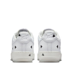 Un paio di Nike Air Force 1 Retro Qs Footwear Un paio di Nike Air Force 1 Retro Qs Footwear