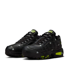 Un paio di Nike Air Max 95 Og Qs Footwear Un paio di Nike Air Max 95 Og Qs Footwear