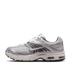 Un paio di Nike Air Max Moto 2k Footwear Un paio di Nike Air Max Moto 2k Footwear