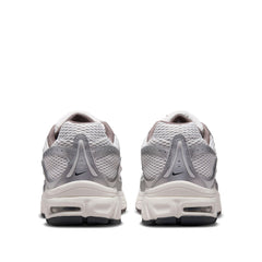 Un paio di Nike Air Max Moto 2k Footwear Un paio di Nike Air Max Moto 2k Footwear