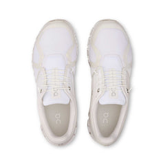 Un paio di On Cloud 6 Footwear Un paio di On Cloud 6 Footwear