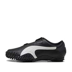 Un paio di Puma Mostro Perf Footwear Un paio di Puma Mostro Perf Footwear