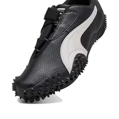 Un paio di Puma Mostro Perf Footwear Un paio di Puma Mostro Perf Footwear