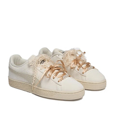 Un paio di Puma Suede Bloom Dress-Up Wns Footwear Un paio di Puma Suede Bloom Dress-Up Wns Footwear