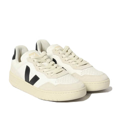 Un paio di Veja V-90 Footwear Un paio di Veja V-90 Footwear
