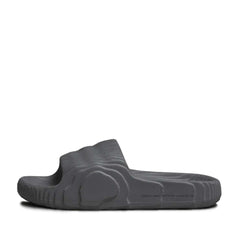 Un paio di Adidas Originals Adilette 22 Footwear Un paio di Adidas Originals Adilette 22 Footwear