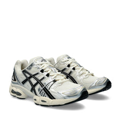 Un paio di Asics Gel-Nimbus 9 Footwear Un paio di Asics Gel-Nimbus 9 Footwear
