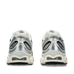 Un paio di Asics Gel-Nimbus 9 Footwear Un paio di Asics Gel-Nimbus 9 Footwear