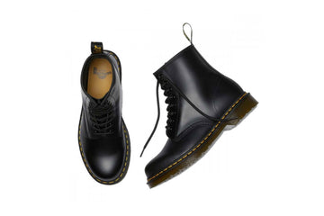 Un paio di Dr Martens 1460 8 Eye Boot Black Smooth Footwear Un paio di Dr Martens 1460 8 Eye Boot Black Smooth Footwear