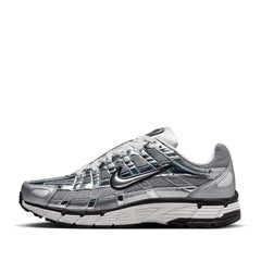 Un paio di Nike P-6000 Footwear Un paio di Nike P-6000 Footwear