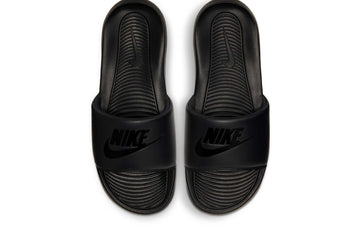 Un paio di Nike Victori One Slides Footwear Un paio di Nike Victori One Slides Footwear
