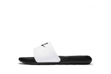 Un paio di Nike Victory One Slide Footwear Un paio di Nike Victory One Slide Footwear